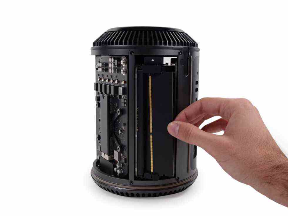 Le Mac Pro 2013 d'Apple prenait toujours en charge quelques subtilités telles que le stockage remplaçable par l'utilisateur et la RAM évolutive, mais il a langui sans mises à jour pendant plus d'une demi-décennie.  Apple a finalement inversé le cap sur la conception, mais c'était un faux pas majeur.