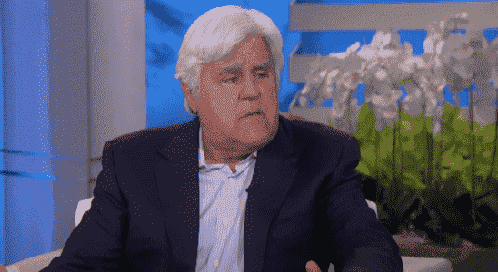 Jay Leno parle de s'être brûlé lors d'un incendie de garage et explique pourquoi il plaisante sur la situation effrayante