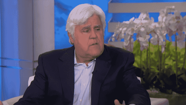 Jay Leno parle de s'être brûlé lors d'un incendie de garage et explique pourquoi il plaisante sur la situation effrayante
