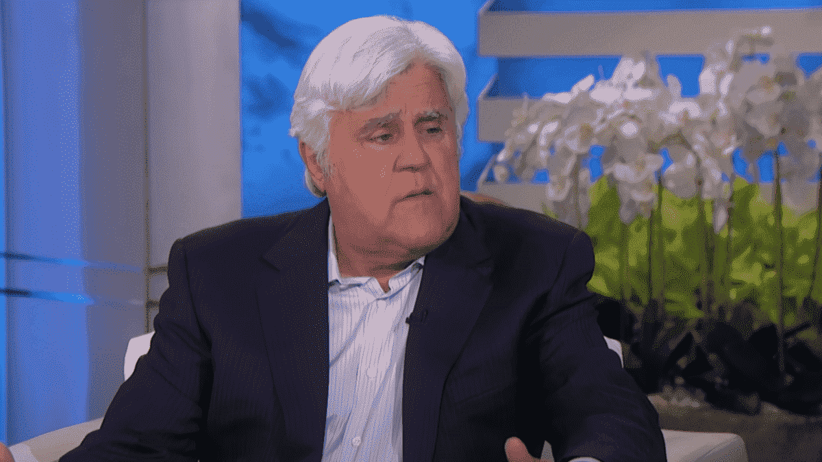 Jay Leno parle de s'être brûlé lors d'un incendie de garage et explique pourquoi il plaisante sur la situation effrayante
