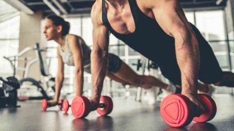 Je viens d’essayer cet entraînement d’haltères qui frappe tout votre corps avec seulement 3 exercices