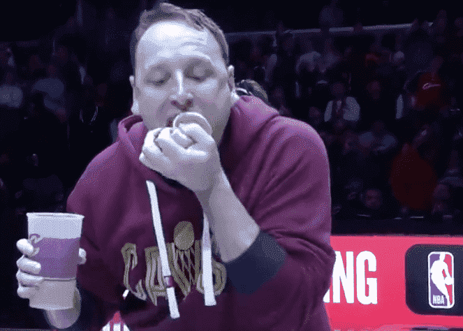 Joey Chestnut rebondit après sa défaite au concours de crevettes en battant des pierogis