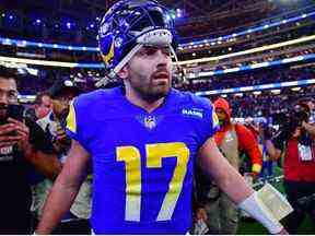 Le quart-arrière des Los Angeles Rams, Baker Mayfield, réagit après la victoire contre les Las Vegas Raiders au SoFi Stadium.