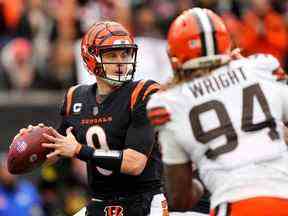 Le quart-arrière des Bengals de Cincinnati, Joe Burrow, cherche à lancer sous pression au deuxième quart lors d'un match de la NFL de la semaine 14 contre les Browns de Cleveland au stade Paycor.