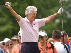 Kathy Whitworth répond à la foule alors qu'elle se prépare à jouer pendant le tournoi de golf du Tournoi des Champions au Locust Hill Country Club de Pittsford, NY le 20 juin 2006.