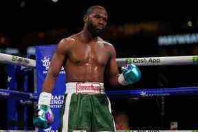 Floyd Mayweather Jr. se tient sur le ring avant son combat contre Logan Paul (non représenté) au Hard Rock Stadium de Miami, en Floride, le 6 juin 2021.