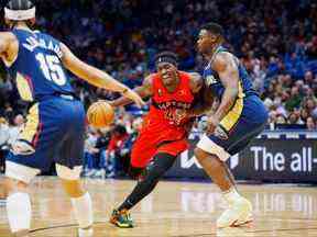 L'attaquant des Raptors de Toronto, Pascal Siakam, se dirige vers le panier contre l'attaquant des Pélicans de la Nouvelle-Orléans, Zion Williamson, au cours du premier quart au Smoothie King Center.