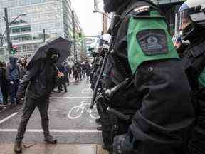 Un militant affronte la police lors d'une manifestation contre la Conférence des Nations unies sur la biodiversité (COP15) à Montréal le 7 décembre. Alexis Aubin / Agence-France Presse