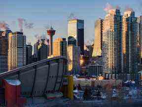 La ligne d'horizon de Calgary a été photographiée au coucher du soleil le lundi 19 décembre 2022.