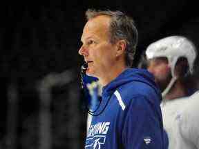 Jon Cooper, entraîneur-chef du Lightning de Tampa Bay, lors de la journée des médias pour la finale de la coupe Stanley 2022 à Ball Arena.