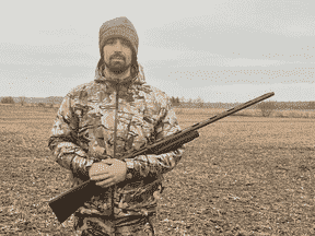 Le gardien des Canadiens de Montréal Carey Price pose avec un fusil de chasse sur une image publiée sur Instagram le 3 décembre 2022.