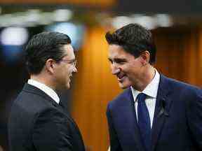 Le premier ministre Justin Trudeau et le chef conservateur Pierre Poilievre se saluent alors qu'ils se réunissent à la Chambre des communes sur la Colline du Parlement, à Ottawa, le jeudi 15 septembre 2022.