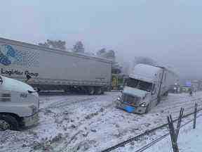 Une scène de collision impliquant plusieurs camions de transport sur l'autoroute 401 entre Londres et Chatham-Kent le 23 décembre 2022.