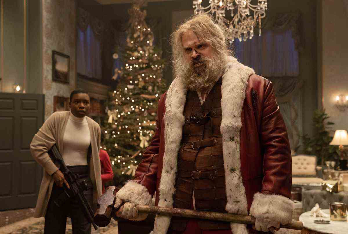 Le Père Noël (David Harbour), avec un nez ensanglanté et défoncé, regarde fixement quelque chose hors écran dans Violent Night