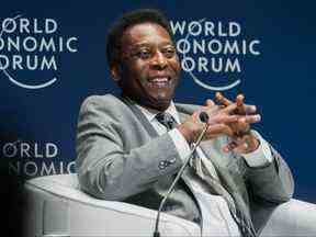 Dans cette photo d'archive publiée par le WEF et prise le 14 mars 2018, la légende du football brésilien Pelé sourit lors de la séance plénière d'ouverture du Forum économique mondial sur l'Amérique latine 2018 à Sao Paulo, au Brésil.