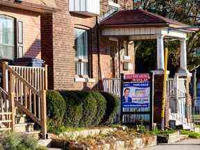 Un panneau « à vendre » affiché à l'extérieur d'une maison à Toronto.