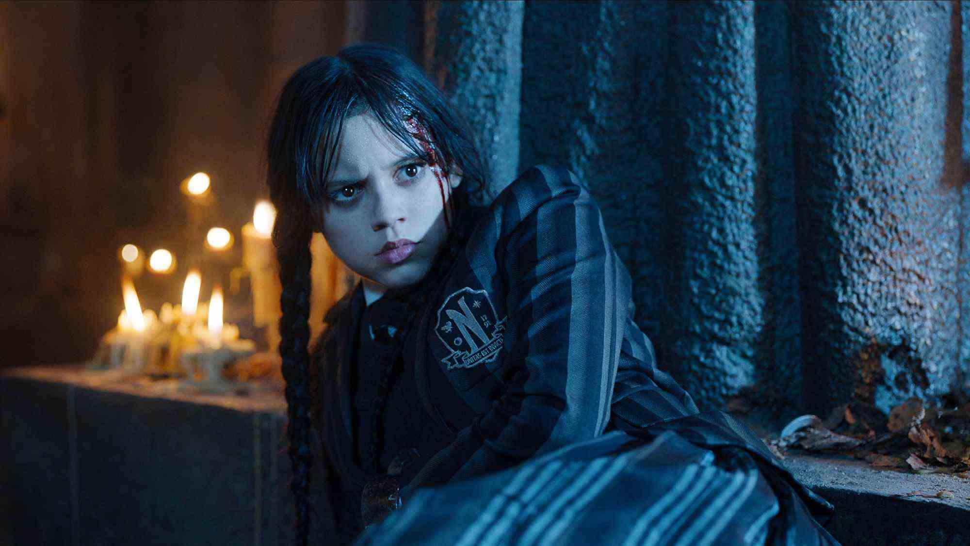 Jenna Ortega dans le rôle de Wednesday Addams, renversée, mercredi