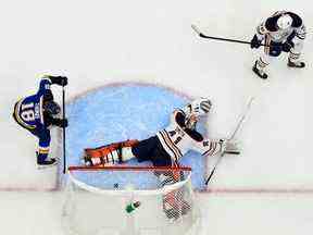 29 décembre 2021 ;  Saint Louis, Missouri, États-Unis ;  Le centre des Blues de St. Louis Robert Thomas (18 ans) tire et marque contre le gardien de but des Oilers d'Edmonton Mike Smith (41 ans) au cours de la première période au Enterprise Center.