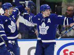 Le capitaine des Maple Leafs John Tavares, à gauche, célèbre son but avec Mitch Marner lors du match de première période de la LNH contre les Ducks à Toronto, le mardi 13 décembre 2022.