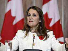 La ministre des Finances Chrystia Freeland prend la parole lors d'une conférence de presse à Ottawa, le jeudi 3 novembre 2022.