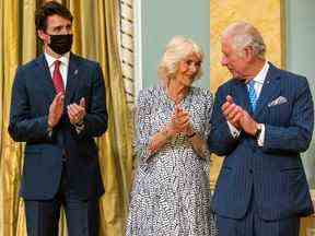 OTTAWA, CANADA - 18 MAI : (LR) le premier ministre du Canada Justin Trudeau, Camilla, duchesse de Cornouailles, le prince Charles, prince de Galles et Son Excellence Whit Grant Fraser assistent à une réception en soirée organisée par la gouverneure générale Mary Simon à Rideau Hall en mai 18, 2022 à Ottawa, Canada.