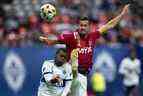 Matt Hedges du FC Dallas (à droite) et Deiber Caicedo des Whitecaps de Vancouver se disputent le ballon.