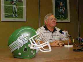 L'entraîneur-chef des Roughriders de Ssakatchewan, John Gregory, est montré en juillet 1989. Plus tard cette année-là, il a entraîné les Roughriders au deuxième championnat de l'histoire de la franchise.