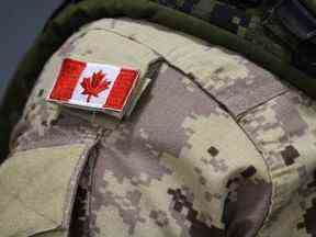 Un écusson du drapeau canadien est affiché sur l'épaule d'un soldat à Trenton, en Ontario, le 16 octobre 2014.