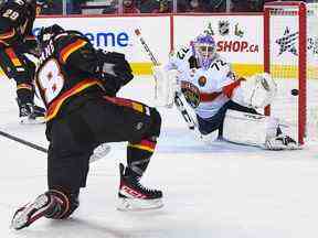 L'attaquant des Flames Andrew Mangiapane marque sur Sergei Bobrovsky en troisième période du match de mardi contre les Panthers de la Floride.