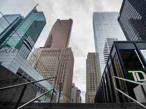 Tours de banque et signalisation dans le quartier financier de Toronto.