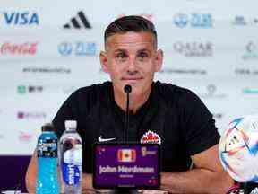 John Herdman, entraîneur-chef du Canada, prend la parole lors de la Conférence de presse du Canada au Centre principal des médias le 30 novembre 2022 à Doha, au Qatar.