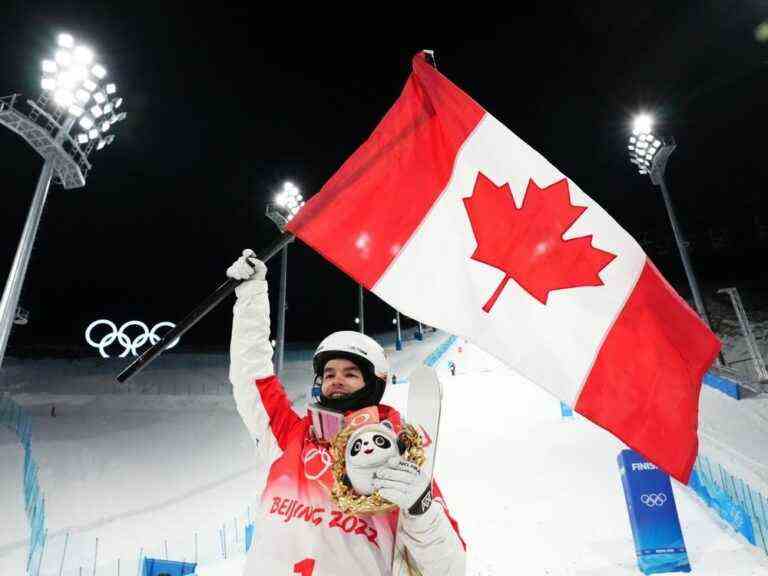 Le Canadien Mikael Kingsbury débute la saison de la Coupe du monde de bosses avec l’or