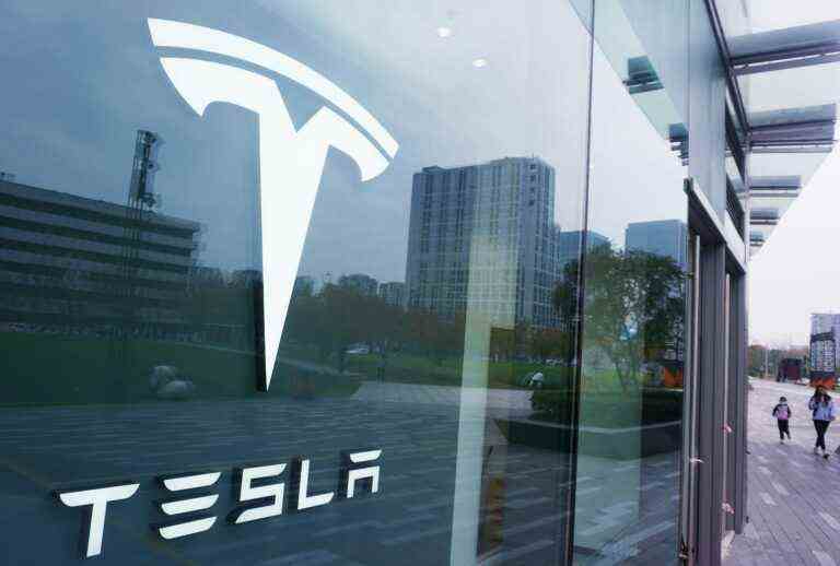 Le NLRB dit que Tesla a violé la loi en disant aux employés de ne pas parler de salaire