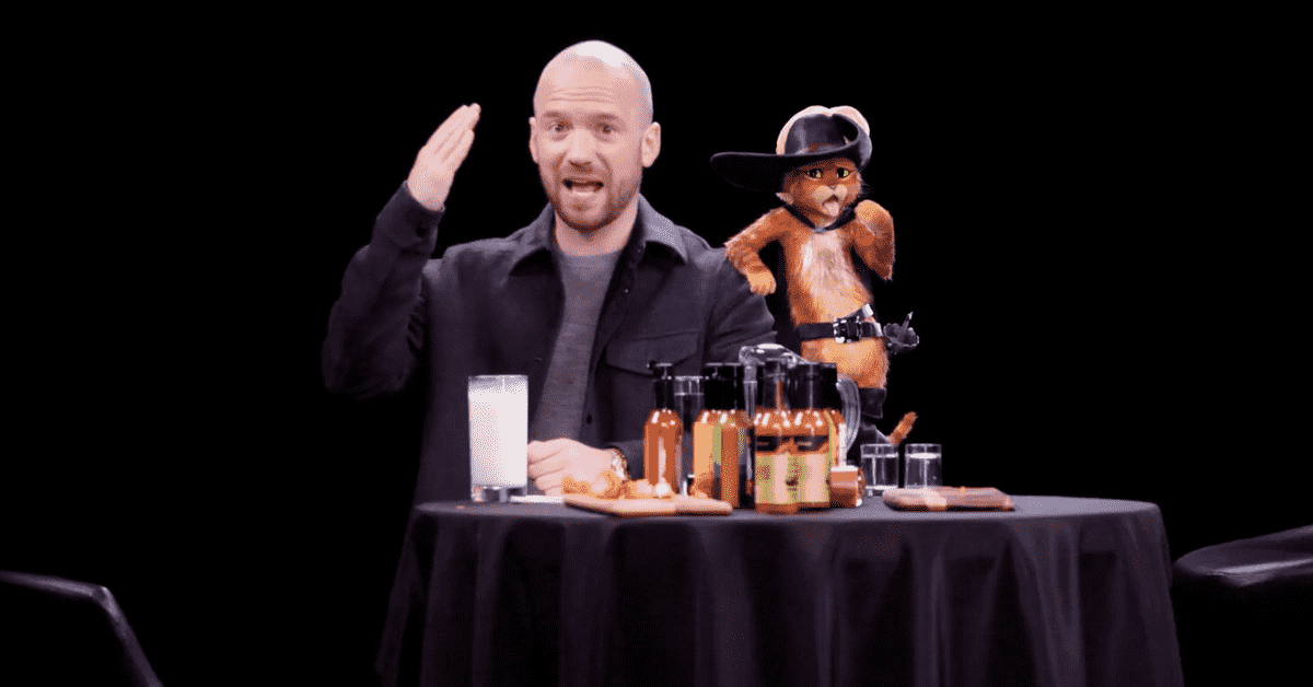 Le chat botté sur Hot Ones est le plus grand crossover dont nous n'avions jamais pensé avoir besoin
