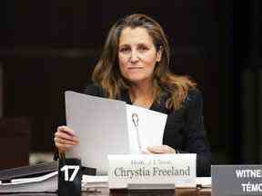 La ministre des Finances Chrystia Freeland comparaît comme témoin lors d'une réunion du comité des finances de la Chambre des communes à Ottawa, le lundi 28 novembre 2022.