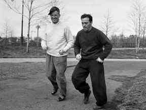 Le chanteur français Maurice Chevalier (L) fait du jogging avec le boxeur français Marcel Cerdan à New-York en 1947. (Photo par ERIC SCHWAB/AFP via Getty Images)