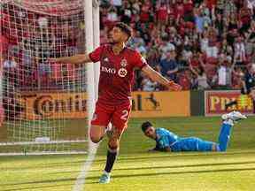 Le milieu de terrain du Toronto FC Jonathan Osorio célèbre après avoir marqué lors d'un match de la MLS.  Osorio a signé un nouveau contrat de trois ans plus une option 2026 avec Toronto, en utilisant des allocations ciblées.