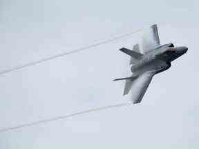 Un avion de chasse F-35A Lightning II s'entraîne pour un spectacle aérien à Ottawa, le vendredi 6 septembre 2019.