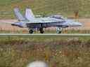 Un avion à réaction CF-18 Hornet de l'Aviation royale du Canada roule sur une piste à Gatineau la veille du début du spectacle aérien Aéro Gatineau-Ottawa en septembre.