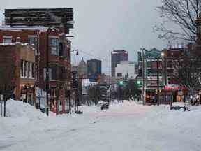 De nombreuses routes principales ont été déneigées pendant la nuit à Buffalo, NY, le mardi 27 décembre 2022.