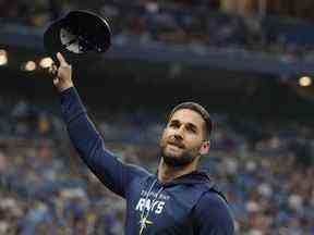 Kevin Kiermaier des Rays de Tampa Bay fait un geste aux fans après qu'une vidéo lui a rendu hommage lors de la deuxième manche du match de baseball de l'équipe contre les Blue Jays de Toronto le samedi 24 septembre 2022 à Saint-Pétersbourg, en Floride.