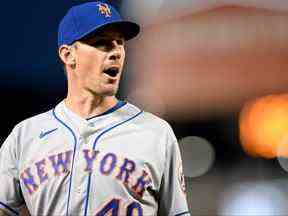 Chris Bassitt des Mets de New York se dirige vers la pirogue pendant le match contre les Nationals de Washington au Nationals Park le 09 avril 2022 à Washington, DC.