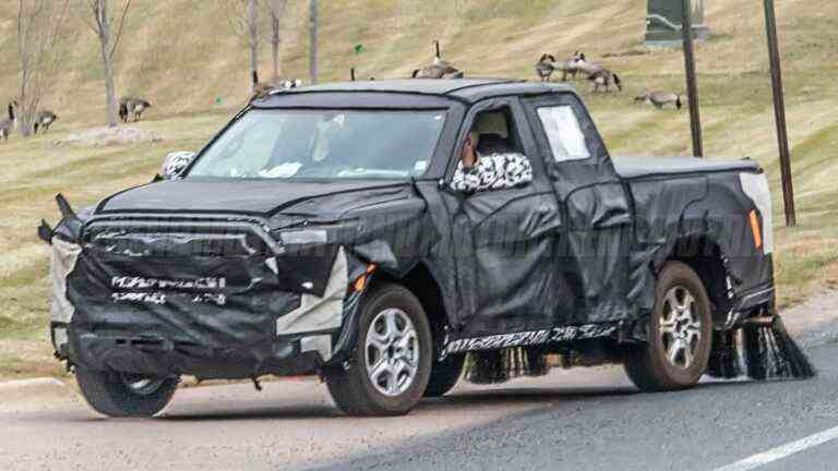 Le pick-up Toyota Tacoma 2024 espionné avec des indices de nouveau groupe motopropulseur hybride