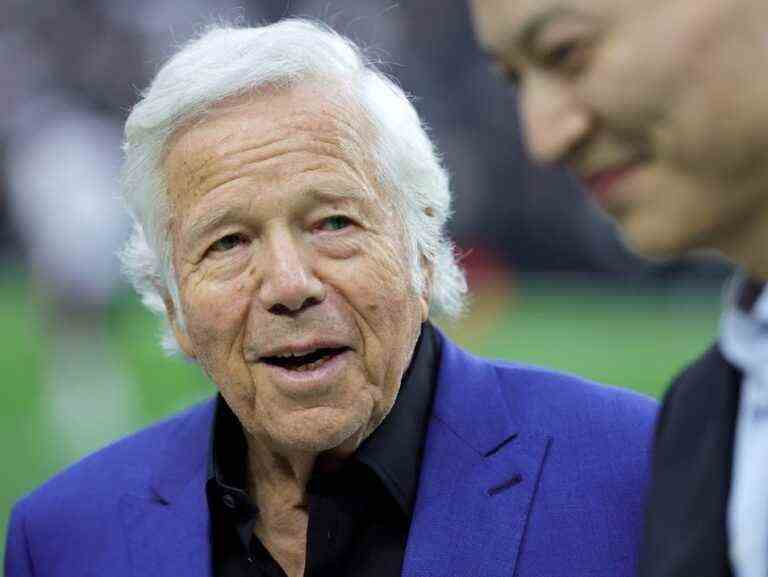 Le propriétaire des Patriots, Robert Kraft, invite un fan moqué dans une vidéo virale au jeu