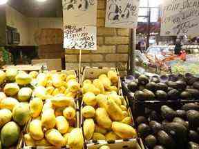 Un stand de fruits et légumes au St. Lawrence Market à Toronto, le 20 avril 2022.