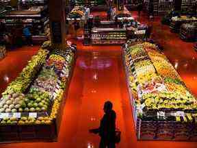 Des gens magasinent dans la zone des produits frais d'un magasin Loblaws à Toronto le 3 mai 2018.