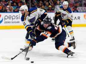 Connor McDavid (97 ans) des Oilers d'Edmonton affronte Robert Bortuzzo (41 ans) des Blues de St. Louis lors de la première période d'action de la LNH à Rogers Place, à Edmonton, le jeudi 15 décembre 2022. Photo de David Bloom