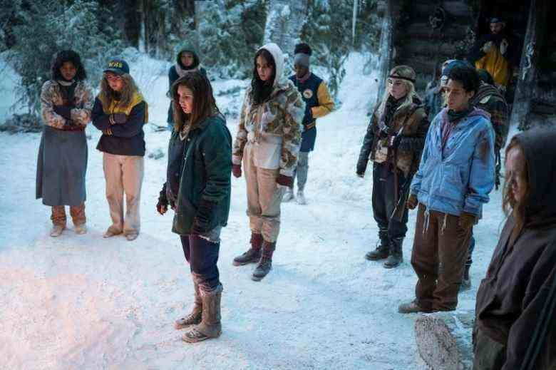 Un groupe d'adolescentes se tient debout dans une forêt enneigée ;  encore de "Vestes jaunes" Saison 2.