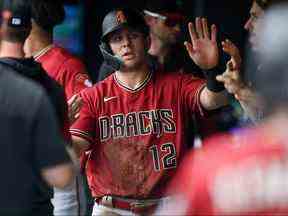 Daulton Varsho des Diamondbacks de l'Arizona célèbre dans la pirogue après un deuxième point de manche marqué contre les Rockies du Colorado au Coors Field le 3 juillet 2022 à Denver, Colorado.