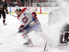 L'attaquant des Canadiens Josh Anderson se détourne du défenseur des Coyotes de l'Arizona JJ Moser avec la rondelle lors de la première période de la LNH lundi soir au Mullett Arena de Tempe, en Arizona.